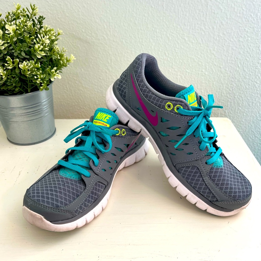 Nike flex run 2013, size 6 running shoe